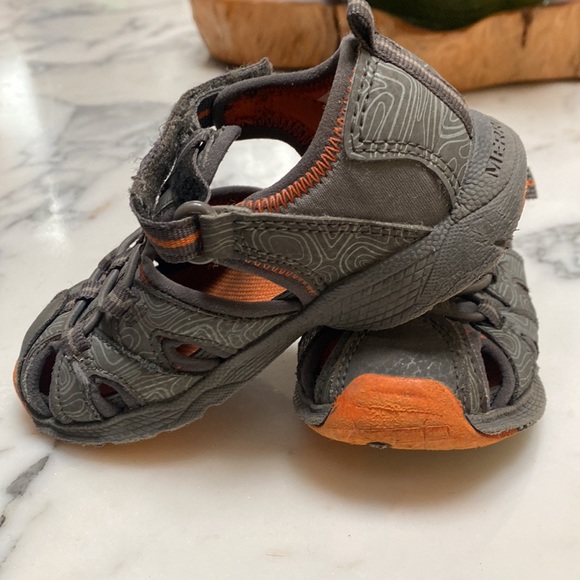 Dark gray with orange detail Toddler Merrell sandals - Picture 2 of 8